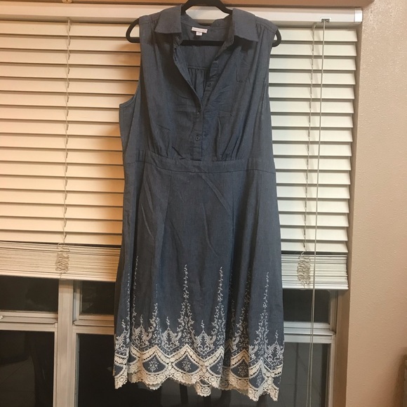Westport Dresses & Skirts - EUC Gorgeous Chambray & Lace Dress